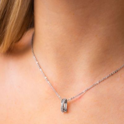 BGR160 Collana girocollo con pendente ad intreccio a superficie liscia e in pavè di zirconi.