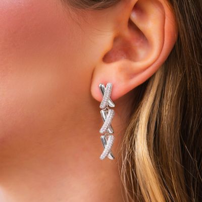 BOR183 Orecchini pendenti con tre moduli ad intreccio dalla superficie liscia e in pavè di zirconi