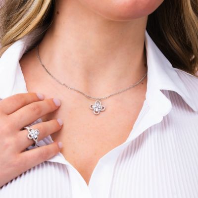 XGR751 Collana girocollo con quadrifoglio pendente definito da zirconi e fiore centrale crystal