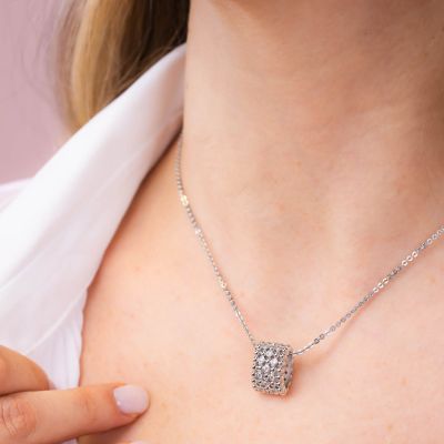 XGR753 Collana girocollo con pendente a cilindro in texture sferica e zirconi incastonati.